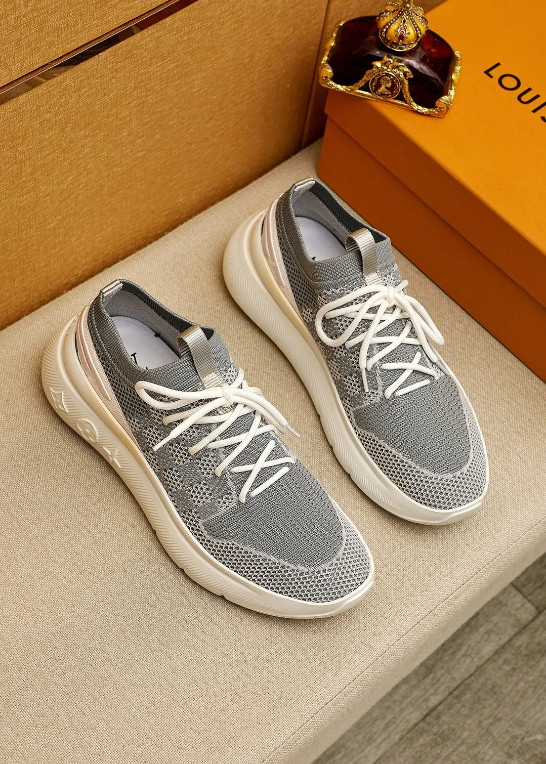 Men's men's shoes 💰480💐 Louis Vuitton Louis Vuitton 2025 new four-season lace-up series! The complex fly-knitting process for shoe uppers is now on the market. The counter has LV shape embossed stitching with original patterns, original raw materials, fabrics, and original fly-knitting! The inside is original and customized! 1:1 outsole mold opening! Foam outsole! 38-44 (45 customized)